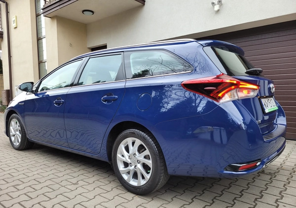 Toyota Auris cena 74999 przebieg: 61230, rok produkcji 2017 z Warszawa małe 301